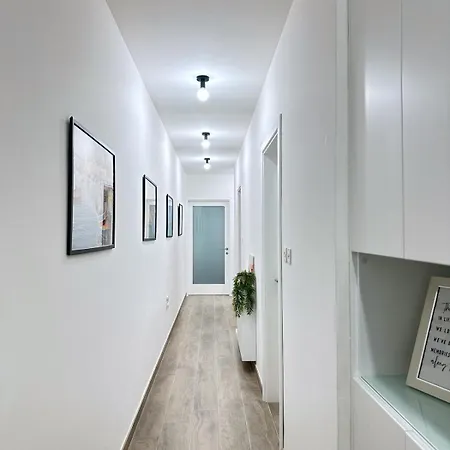 Apartment Luxury Near Waterfront!