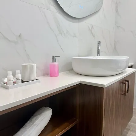 Luxury Near Waterfront!