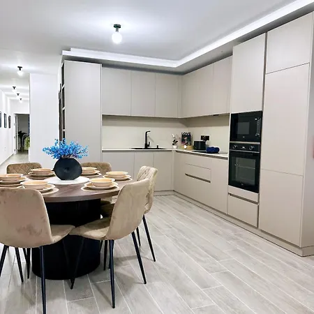 Luxury Near Waterfront!