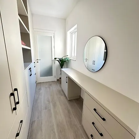 Luxury Near Waterfront! *