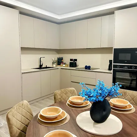 Luxury Near Waterfront! グジラ